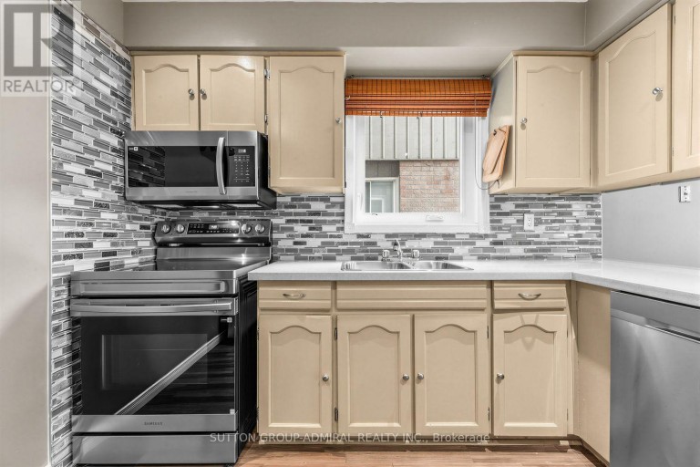 19 CARNIVAL COURT, Toronto (Westminster-Branson), Ontario, M2R3T7