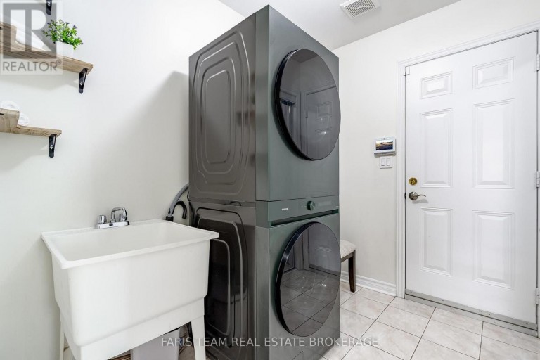 31 THE QUEENSWAY, Barrie (Innis-Shore), Ontario, L4M7H5