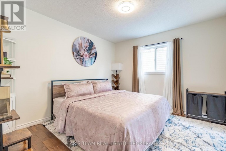 31 THE QUEENSWAY, Barrie (Innis-Shore), Ontario, L4M7H5