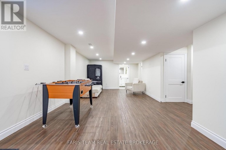 31 THE QUEENSWAY, Barrie (Innis-Shore), Ontario, L4M7H5