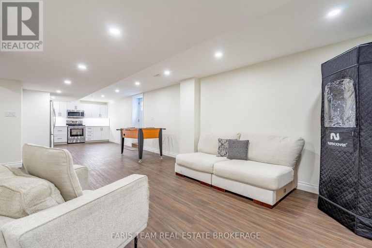 31 THE QUEENSWAY, Barrie (Innis-Shore), Ontario, L4M7H5