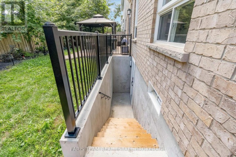 31 THE QUEENSWAY, Barrie (Innis-Shore), Ontario, L4M7H5