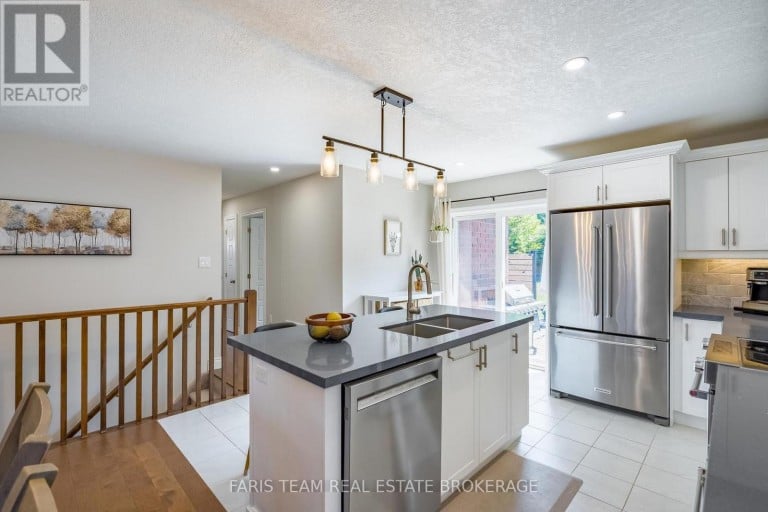 17 HUNTER AVENUE, Tay (Victoria Harbour), Ontario, L0K2A0