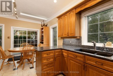 70 CRAWFORD STREET Stratford Ontario photo 12