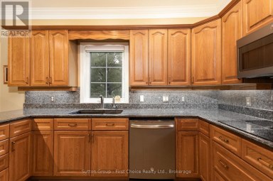 70 CRAWFORD STREET Stratford Ontario photo 13