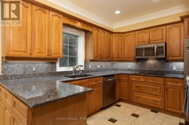 70 CRAWFORD STREET Stratford Ontario photo 15