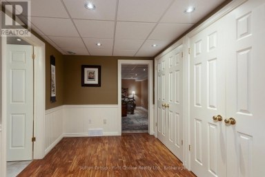 70 CRAWFORD STREET Stratford Ontario photo 37