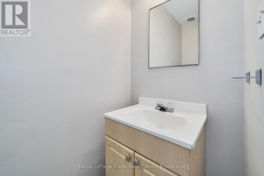 39 - 321 BLACKTHORN STREET Oshawa (Eastdale) Ontario photo 4