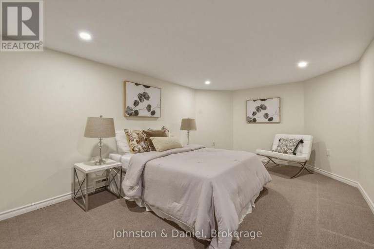 102 RIDGE DRIVE, Toronto (Rosedale-Moore Park), Ontario, M4T1B8