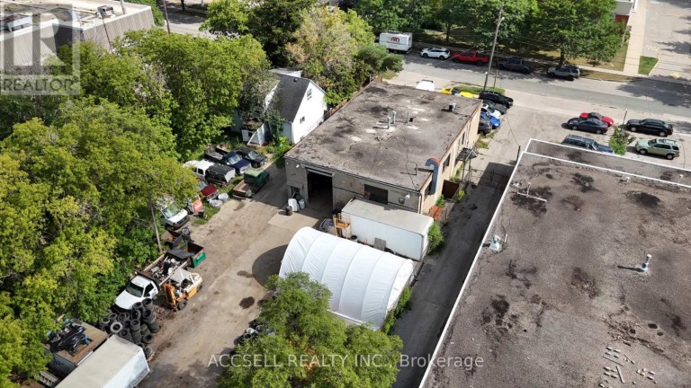 102 CARTWRIGHT AVENUE, Toronto (Yorkdale-Glen Park), Ontario, M6A1V2
