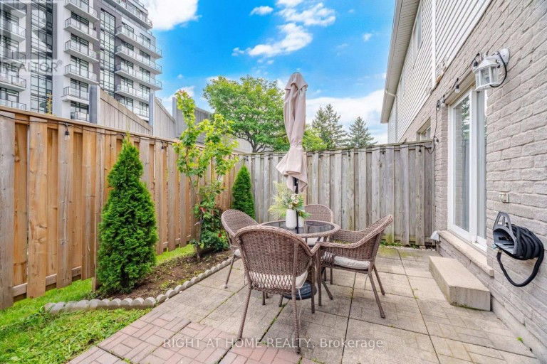 14 - 104 FRANCES AVENUE, Hamilton (Lakeshore), Ontario, L8E5X3