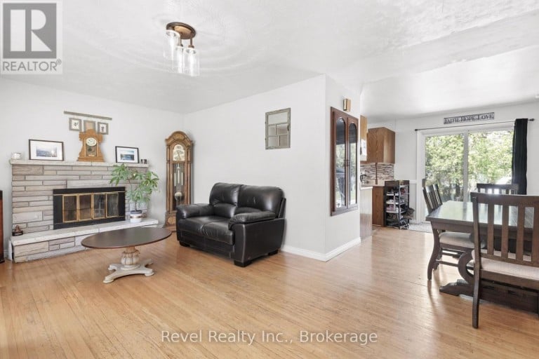 42 KAWARTHA DRIVE, Kawartha Lakes (Lindsay), Ontario, K9V1A5