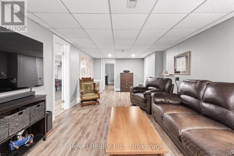 42 KAWARTHA DRIVE, Kawartha Lakes (Lindsay), Ontario, K9V1A5