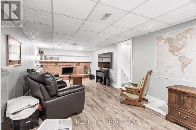42 KAWARTHA DRIVE, Kawartha Lakes (Lindsay), Ontario, K9V1A5