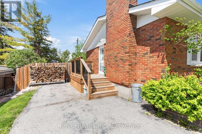 42 KAWARTHA DRIVE, Kawartha Lakes (Lindsay), Ontario, K9V1A5