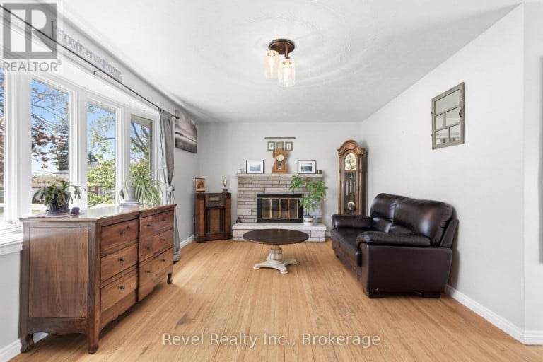 42 KAWARTHA DRIVE, Kawartha Lakes (Lindsay), Ontario, K9V1A5