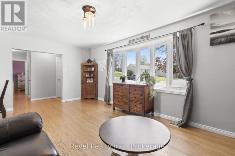 42 KAWARTHA DRIVE, Kawartha Lakes (Lindsay), Ontario, K9V1A5