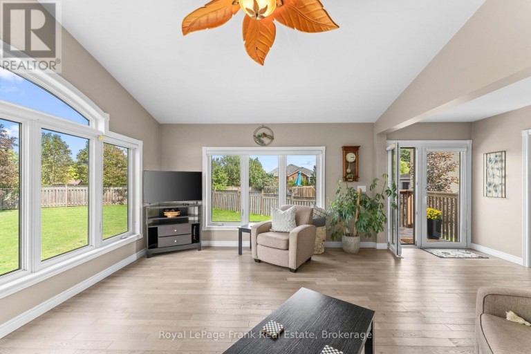18 MATTHEWS COURT, Peterborough (Monaghan Ward 2), Ontario, K9K2S8