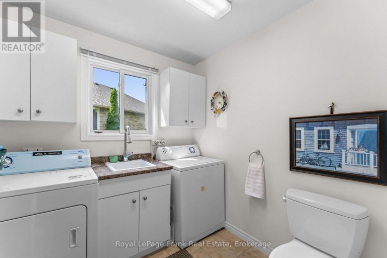 18 MATTHEWS COURT, Peterborough (Monaghan Ward 2), Ontario, K9K2S8