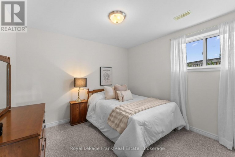 18 MATTHEWS COURT, Peterborough (Monaghan Ward 2), Ontario, K9K2S8