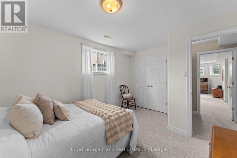 18 MATTHEWS COURT, Peterborough (Monaghan Ward 2), Ontario, K9K2S8