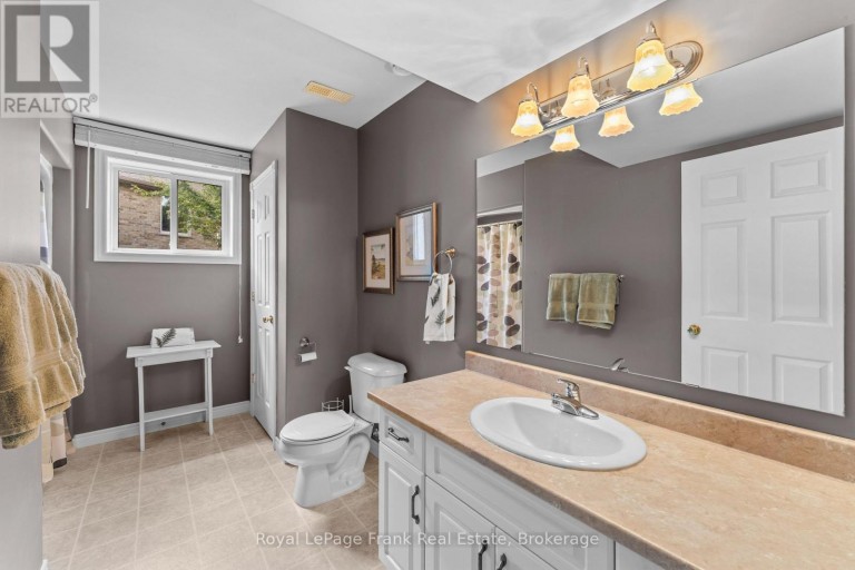 18 MATTHEWS COURT, Peterborough (Monaghan Ward 2), Ontario, K9K2S8