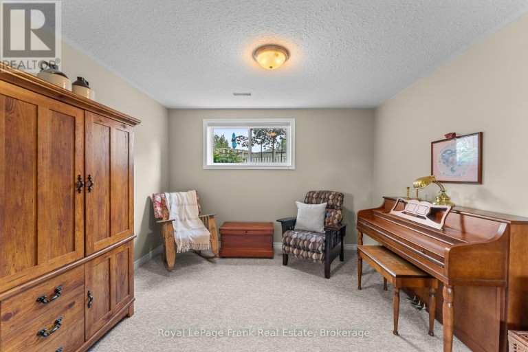 18 MATTHEWS COURT, Peterborough (Monaghan Ward 2), Ontario, K9K2S8