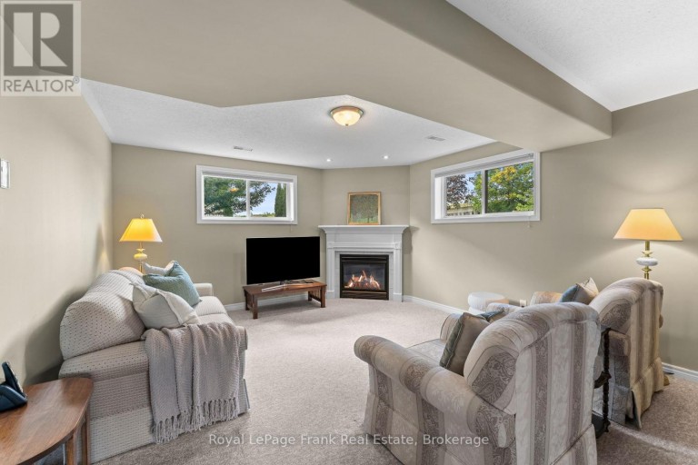 18 MATTHEWS COURT, Peterborough (Monaghan Ward 2), Ontario, K9K2S8