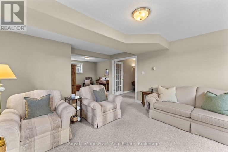 18 MATTHEWS COURT, Peterborough (Monaghan Ward 2), Ontario, K9K2S8