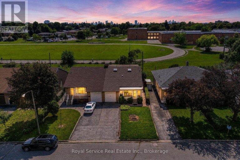 65 COMBERMERE DRIVE, Toronto (Parkwoods-Donalda), Ontario, M3A2W4