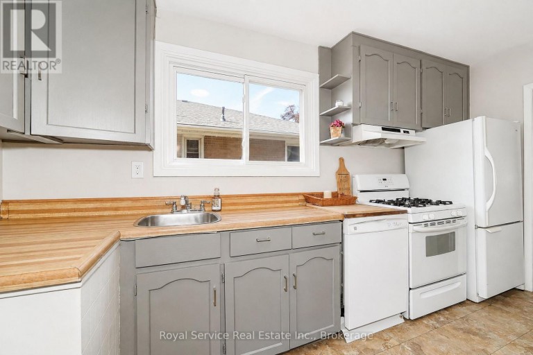 65 COMBERMERE DRIVE, Toronto (Parkwoods-Donalda), Ontario, M3A2W4