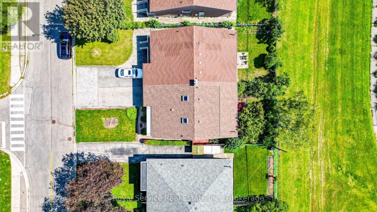 65 COMBERMERE DRIVE, Toronto (Parkwoods-Donalda), Ontario, M3A2W4