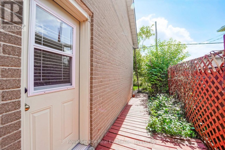 65 COMBERMERE DRIVE, Toronto (Parkwoods-Donalda), Ontario, M3A2W4