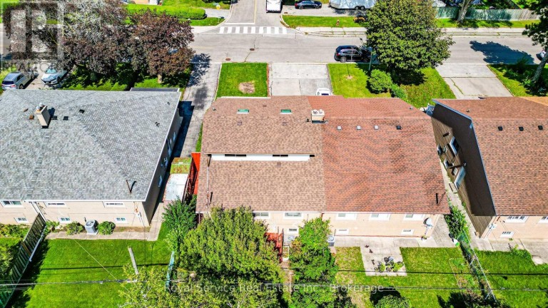 65 COMBERMERE DRIVE, Toronto (Parkwoods-Donalda), Ontario, M3A2W4