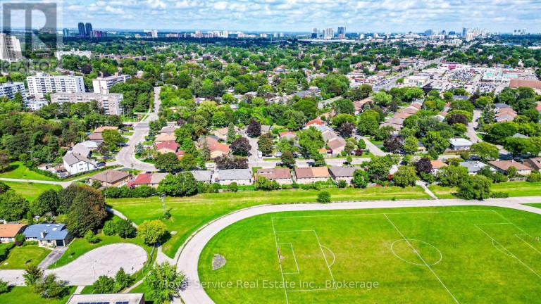 65 COMBERMERE DRIVE, Toronto (Parkwoods-Donalda), Ontario, M3A2W4