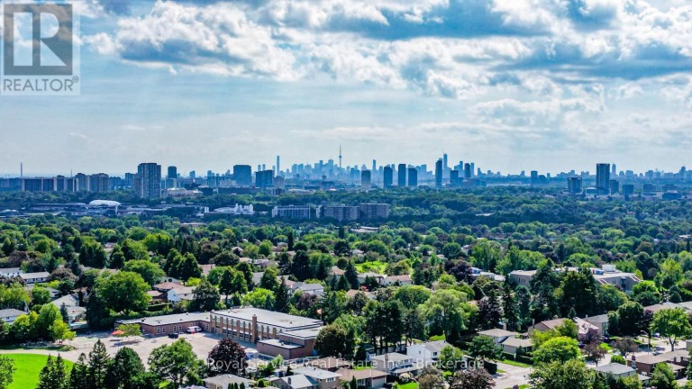 65 COMBERMERE DRIVE, Toronto (Parkwoods-Donalda), Ontario, M3A2W4