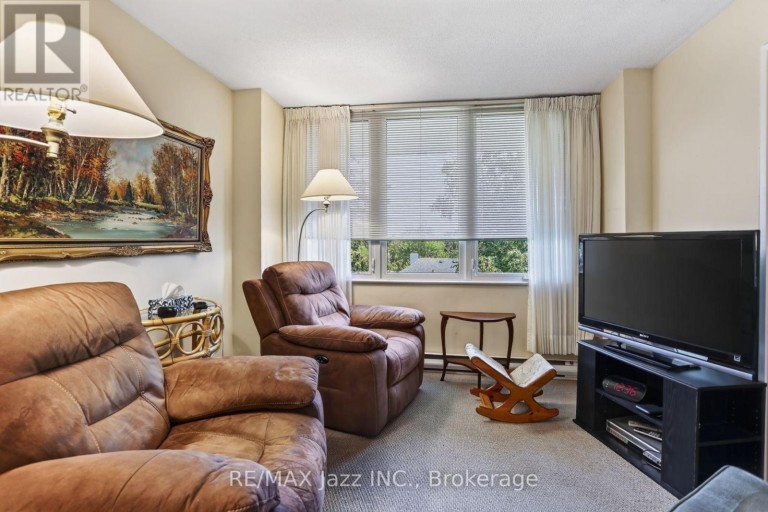 401 - 363 SIMCOE STREET N, Oshawa (O'Neill), Ontario, L1G4T2