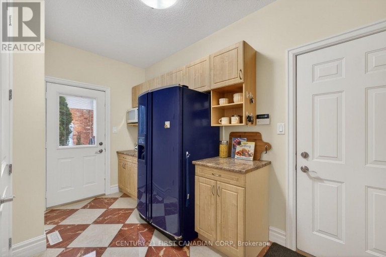 2 - 7222 CLAYTON WALK, London South (South V), Ontario, N6P1W1