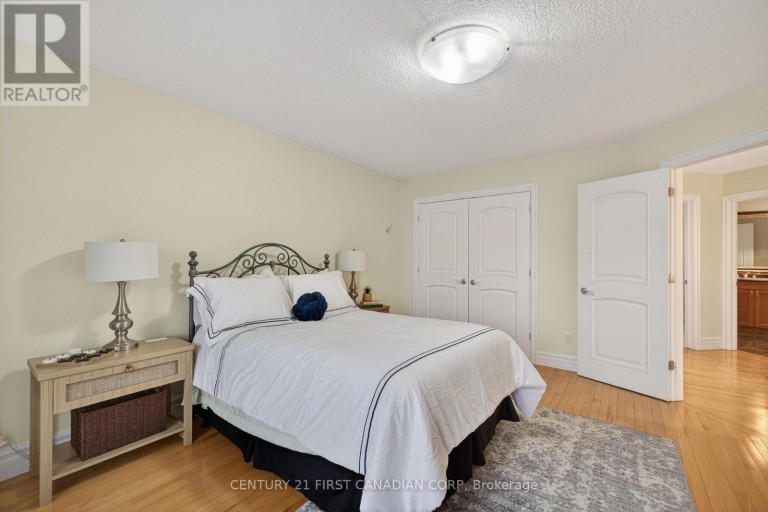 2 - 7222 CLAYTON WALK, London South (South V), Ontario, N6P1W1