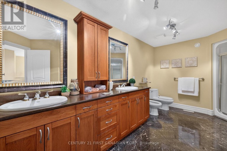 2 - 7222 CLAYTON WALK, London South (South V), Ontario, N6P1W1