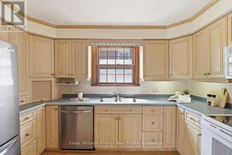 216 COLLEGE AVENUE, Oshawa (Vanier), Ontario, L1J1R7