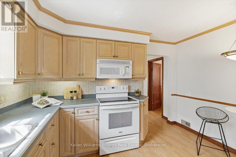 216 COLLEGE AVENUE, Oshawa (Vanier), Ontario, L1J1R7