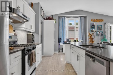 23081 PIONEER LINE West Elgin Ontario photo 10