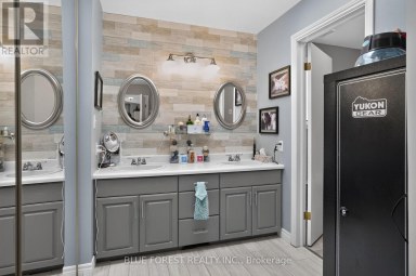 23081 PIONEER LINE West Elgin Ontario photo 20