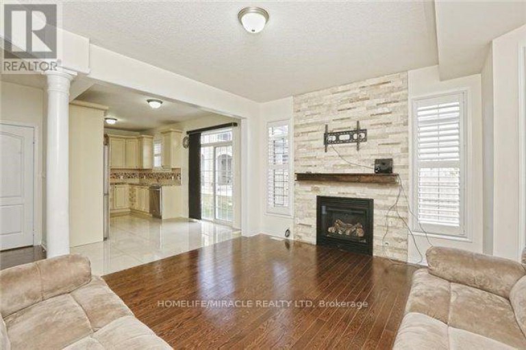 8 ARROWSTONE COURT, Brampton (Sandringham-Wellington), Ontario, L6R3T5