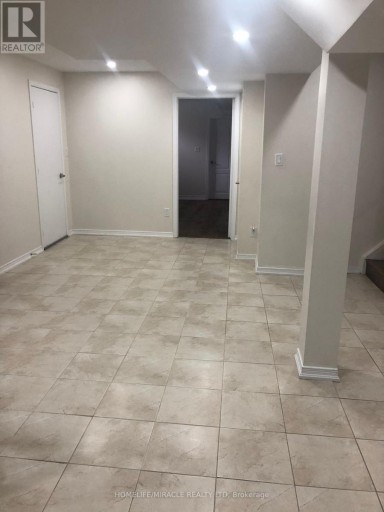 8 ARROWSTONE COURT, Brampton (Sandringham-Wellington), Ontario, L6R3T5