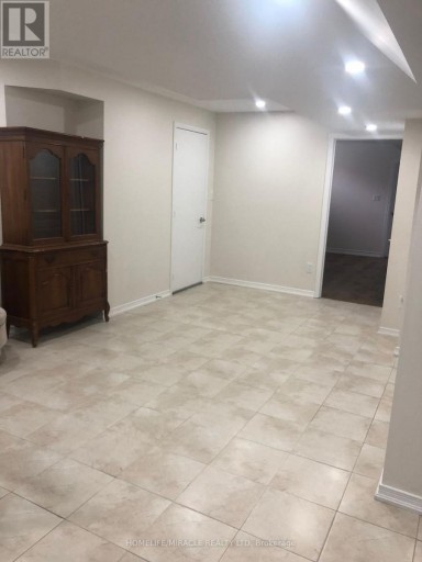 8 ARROWSTONE COURT, Brampton (Sandringham-Wellington), Ontario, L6R3T5