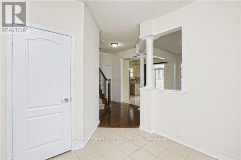 8 ARROWSTONE COURT, Brampton (Sandringham-Wellington), Ontario, L6R3T5