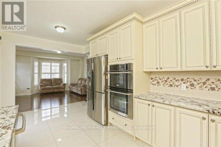 8 ARROWSTONE COURT, Brampton (Sandringham-Wellington), Ontario, L6R3T5