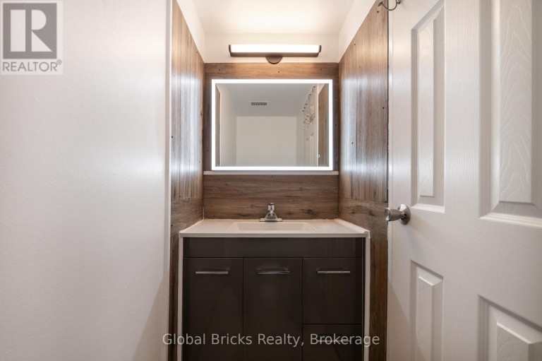 1904 - 380 DIXON ROAD, Toronto (Kingsview Village-The Westway), Ontario, M9R1T3